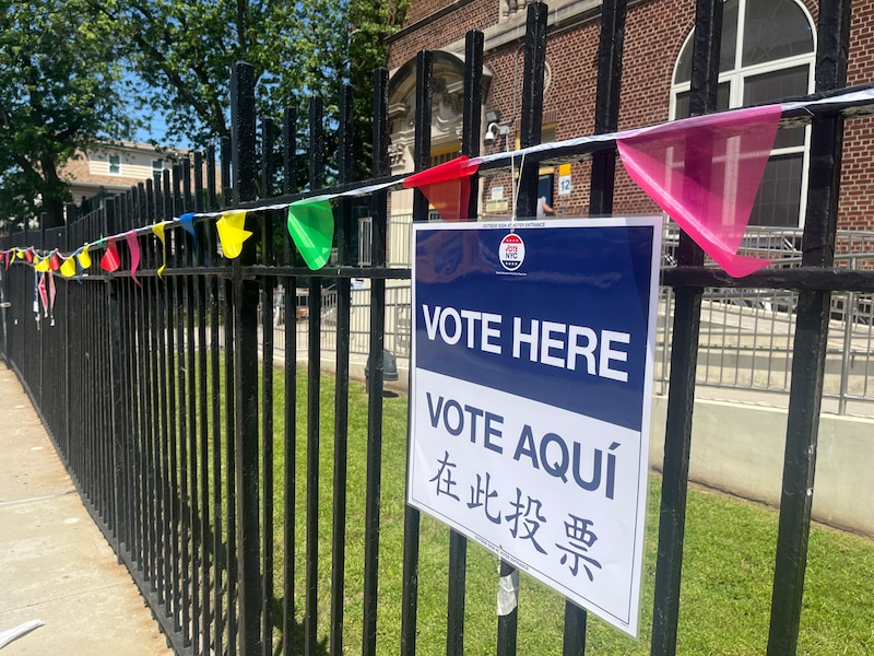 A sign direct voters toward the polls.