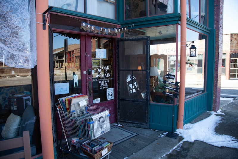 The exterior of an antique store on Main Street in Leslie, Arkansas.